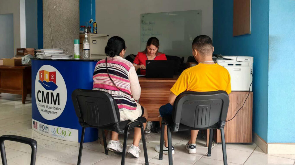Migrantes reciben atención en el Centro Municipal para Migrantes de La Cruz.