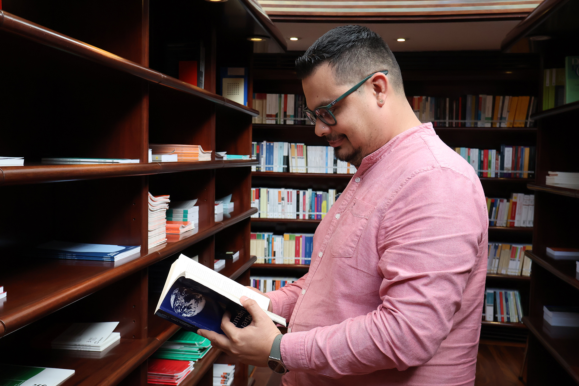 Amaru Ruiz lee un libro durante su visita a una biblioteca en España | REALIDADES